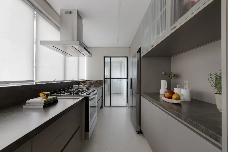 Projeto: Inovando Arquitetura | Cozinha planejada com marcenaria sob medida e materiais que combinam praticidade e sofis