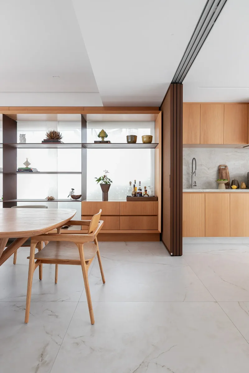 Projeto: Inovando Arquitetura | Hall de entrada criado para valorizar a chegada ao apartamento, com marcenaria sob medid