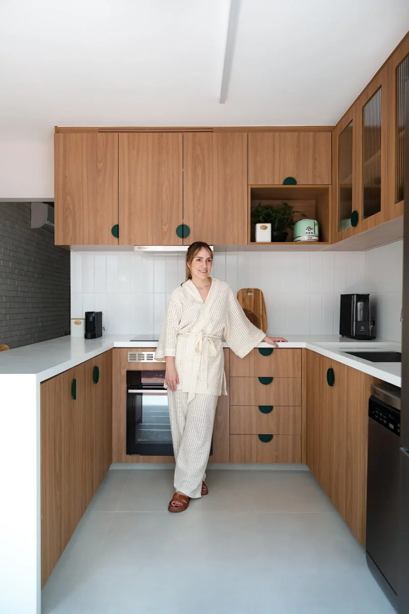 Projeto: Estúdio Maré | Cozinha com armários integrados e bancada, projetada para otimizar o armazenamento e a funcional