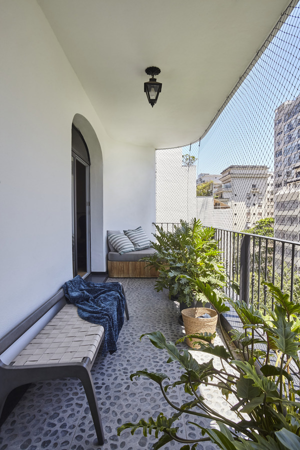 Onde colocar os móveis para manter a passagem livre? — Decoração de varanda: como deixar o espaço bonito +20 ideias