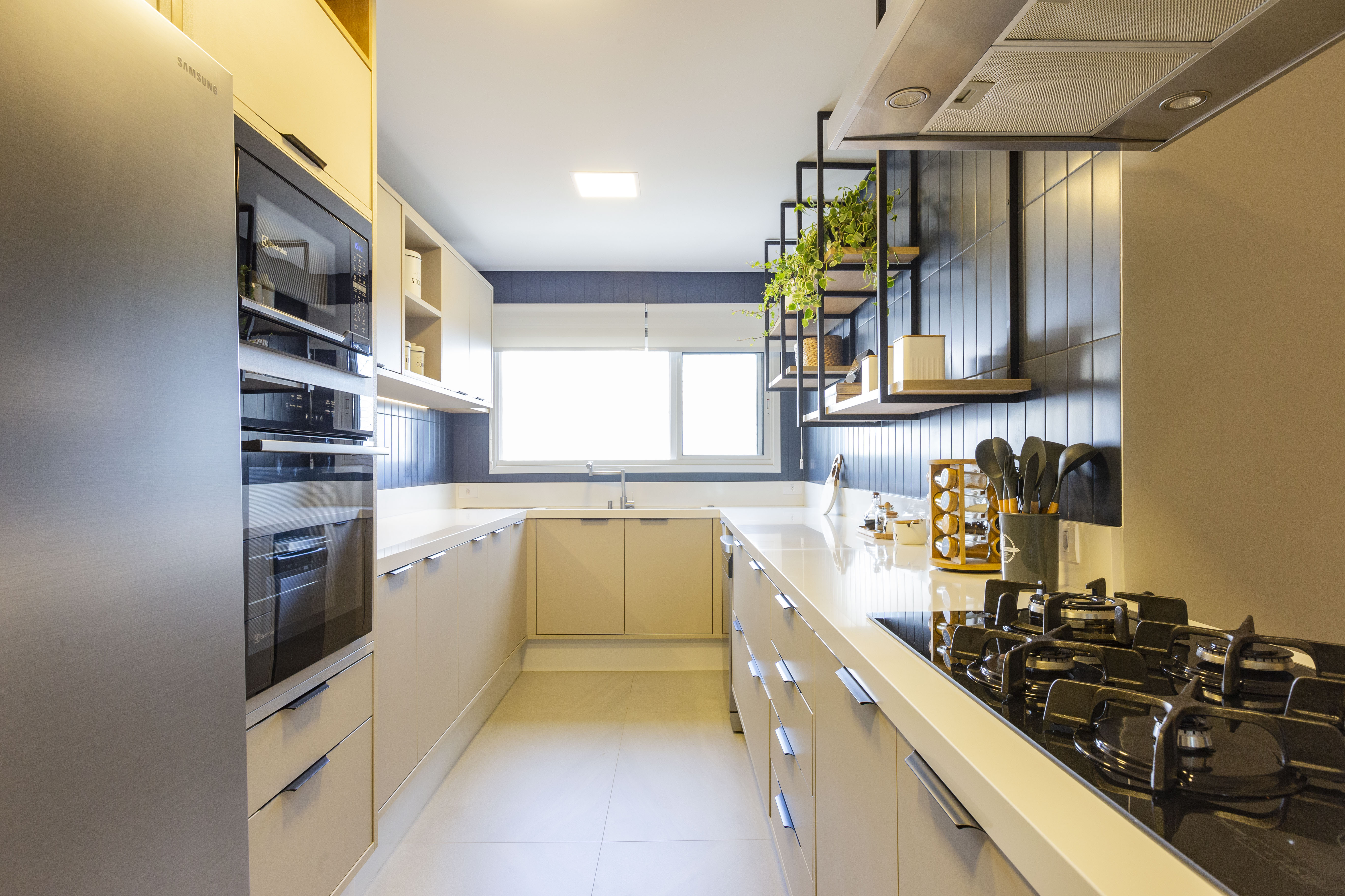 Confira projetos diversos com bancada gourmet — Bancada gourmet: 20 inspirações e dicas para montar a sua (9)