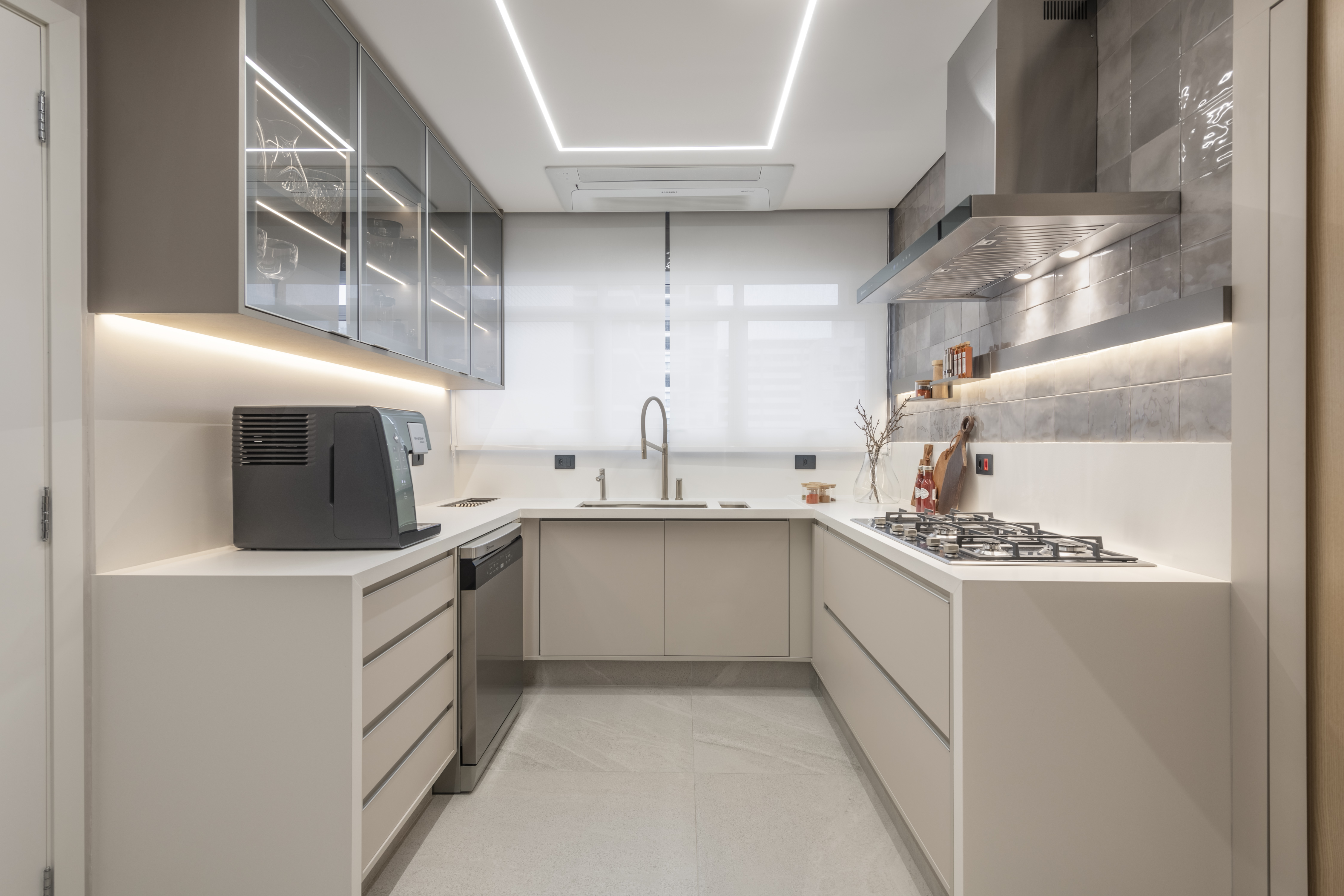 Confira projetos diversos com bancada gourmet — Bancada gourmet: 20 inspirações e dicas para montar a sua (13)