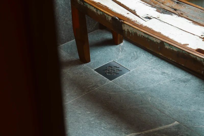 Na Reserva Ubud, a escolha foi pela Grelha Quadrada de 15 cm, na cor grafite.