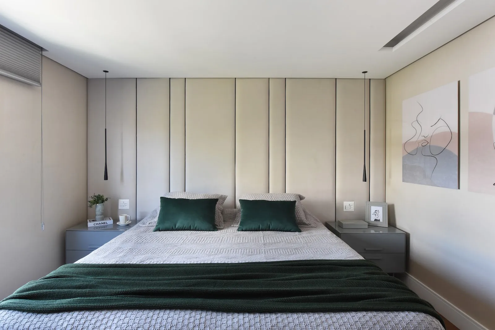 A partir de bases neutras, o enxoval de cama pode ser complementado com cores nas almofadas e a manta peseira que decora