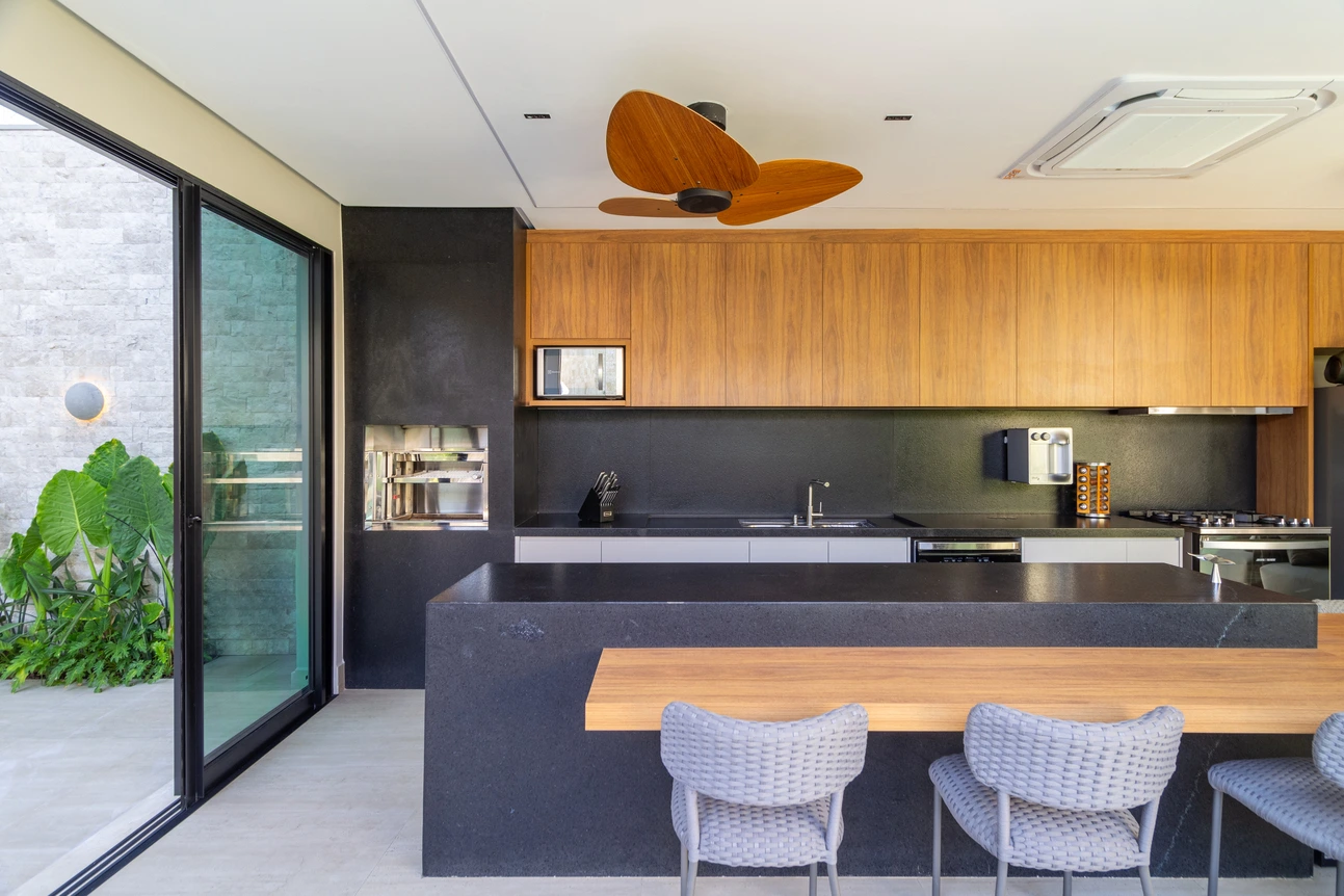 Arquitetura: André Luiz Nogueira Interiores, personalização e curadoria de objetos: Abaru — Ana Kília | Na cozinha integ