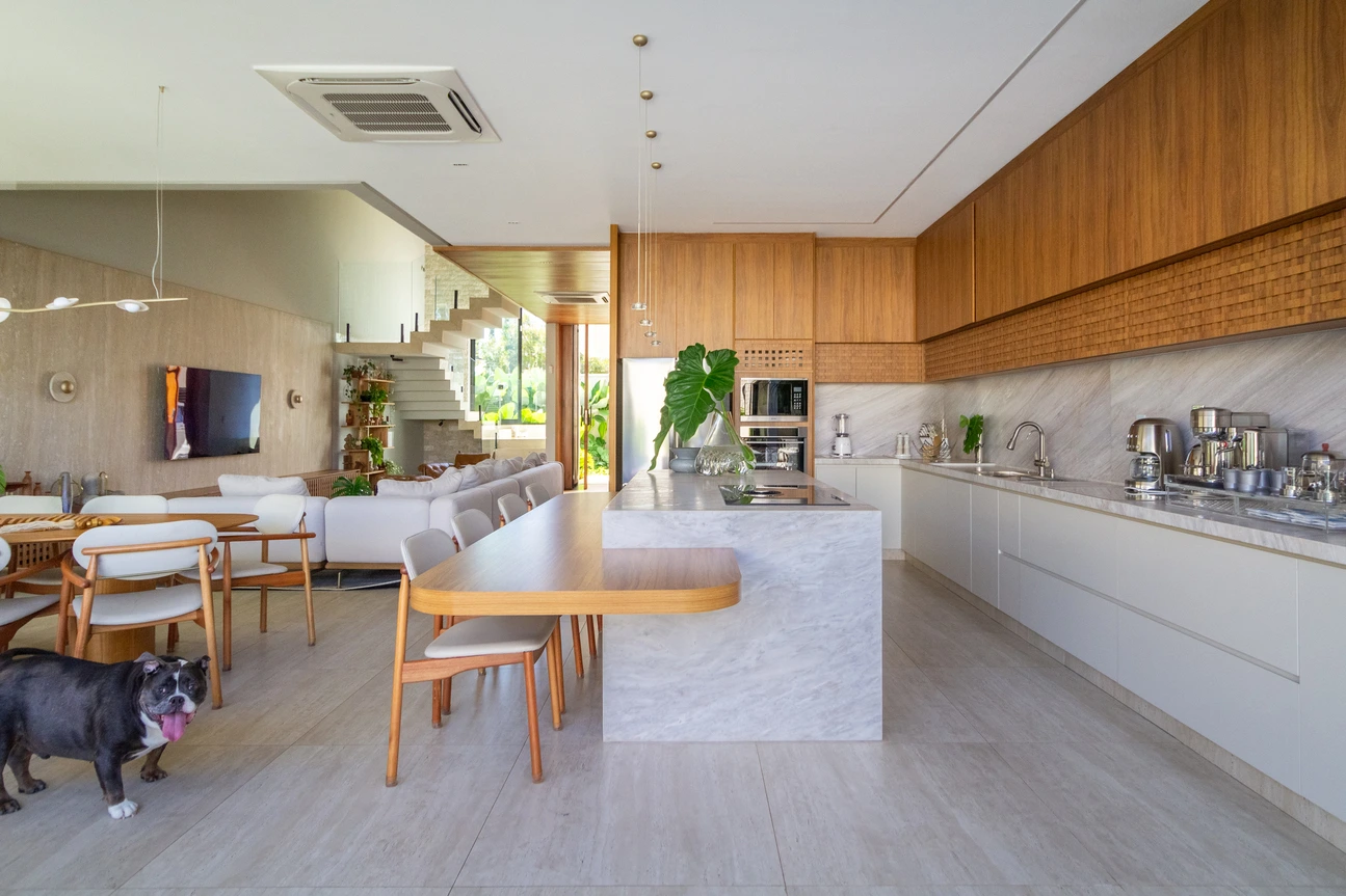 Arquitetura: André Luiz Nogueira Interiores, personalização e curadoria de objetos: Abaru — Ana Kília |Paisagismo: Júlia