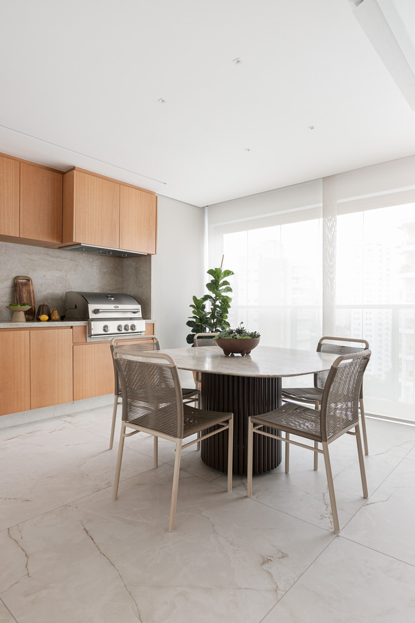 Projeto: Inovando Arquitetura | A integração entre sala de jantar e área gourmet cria um espaço versátil para receber a